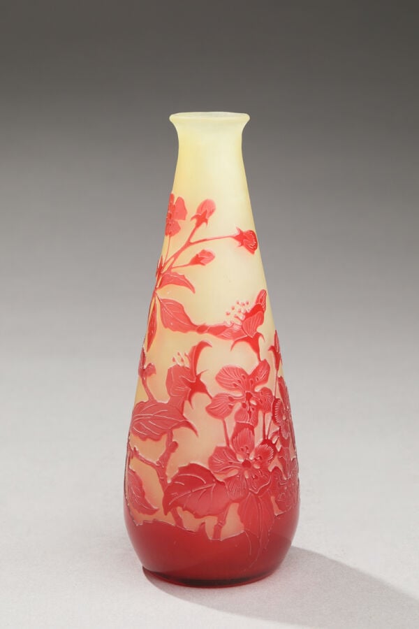 Etablissements GALLE - Vase piriforme à petit cor étranglé évasé en verre doubl… maison de vente aux encheres commissaire-priseur auction house boisgirard antonini