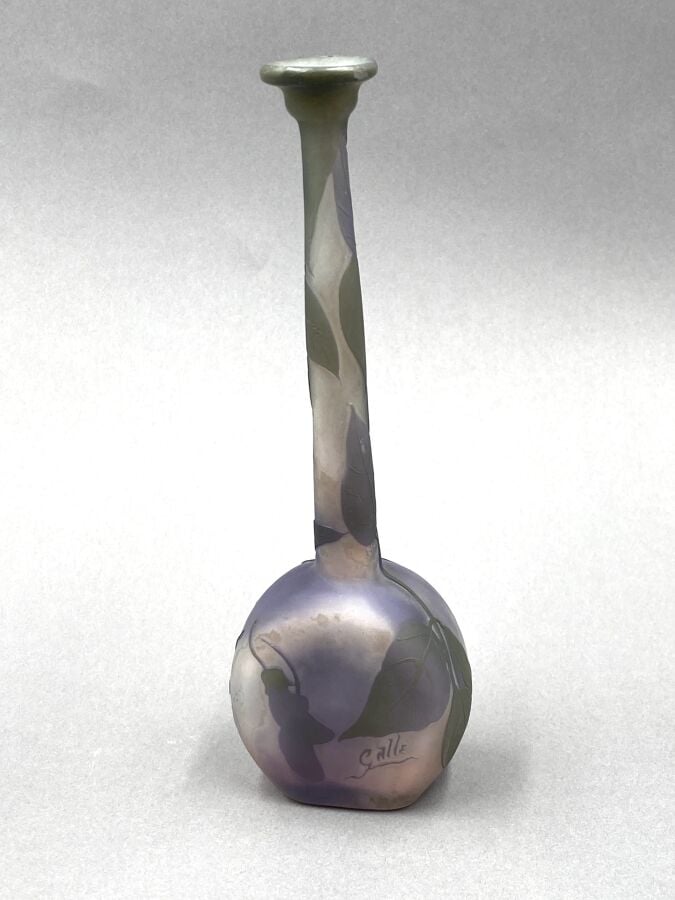 Etablissements GALLE - Vase soliflore à corps circulaire en méplat et col chemi… maison de vente aux encheres commissaire-priseur auction house boisgirard antonini