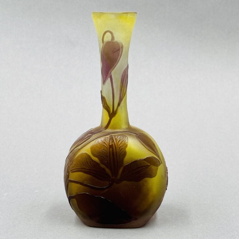 Etablissements GALLE - Vase soliflore à corps circulaire en méplat et col chemi… maison de vente aux encheres commissaire-priseur auction house boisgirard antonini