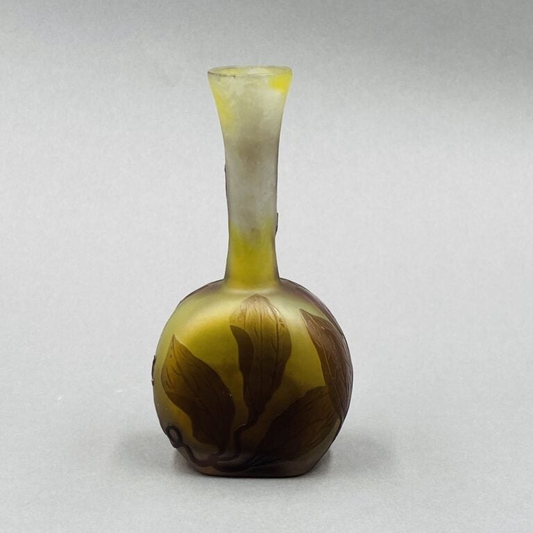 Etablissements GALLE - Vase soliflore à corps circulaire en méplat et col chemi… maison de vente aux encheres commissaire-priseur auction house boisgirard antonini