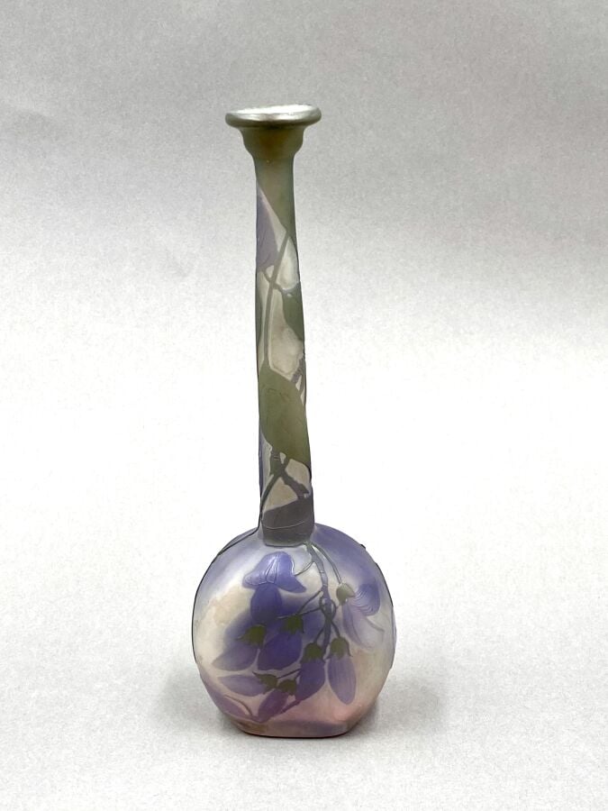 Etablissements GALLE - Vase soliflore à corps circulaire en méplat et col chemi… maison de vente aux encheres commissaire-priseur auction house boisgirard antonini