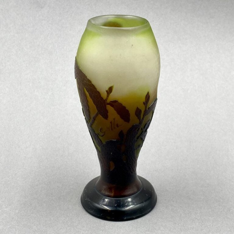 Etablissements GALLE - Vase soliflore à corps ovoïde et base circulaire en verr… maison de vente aux encheres commissaire-priseur auction house boisgirard antonini