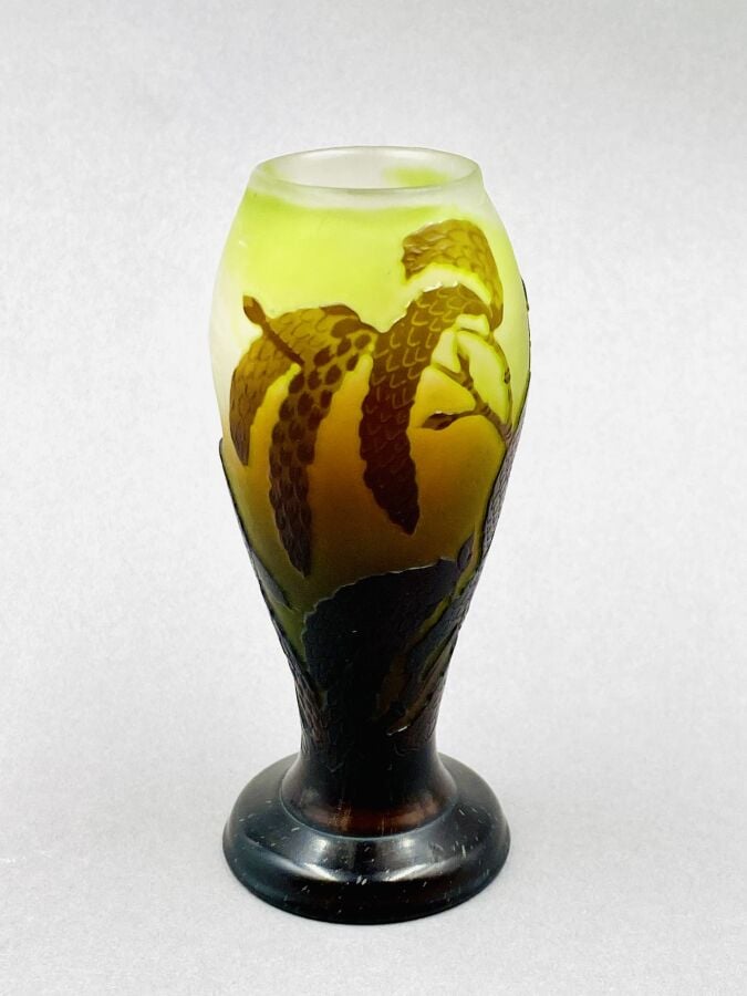 Etablissements GALLE - Vase soliflore à corps ovoïde et base circulaire en verr… maison de vente aux encheres commissaire-priseur auction house boisgirard antonini