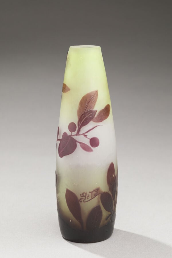 Établissements GALLE - Vase soliflore de forme piriforme en verre doublé à déco… maison de vente aux encheres commissaire-priseur auction house boisgirard antonini