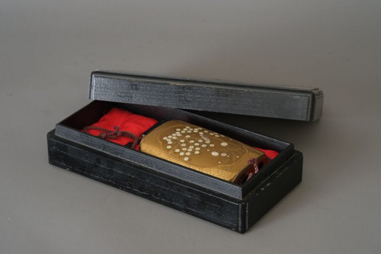 Etui à trois compartiments et inrô 印籠 (boîte à sceaux ou à médicaments) de form… Vente aux encheres – Auction House – Commissaire-priseur – Auctioneer - Boisgirard Antonini – Paris – Nice