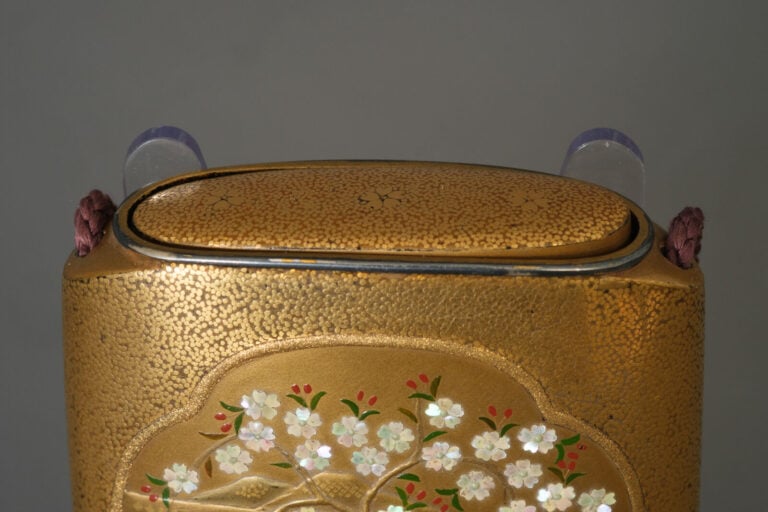 Etui à trois compartiments et inrô 印籠 (boîte à sceaux ou à médicaments) de form… Vente aux encheres – Auction House – Commissaire-priseur – Auctioneer - Boisgirard Antonini – Paris – Nice