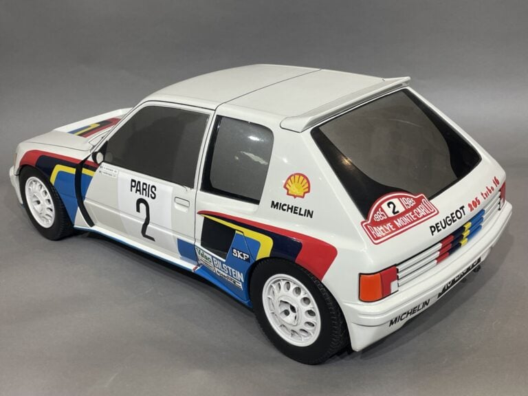 EXCEPTIONNELLE Maquette d'usine Peugeot 205 Turbo 16 évo 1 Gr.B. - Décoration R…