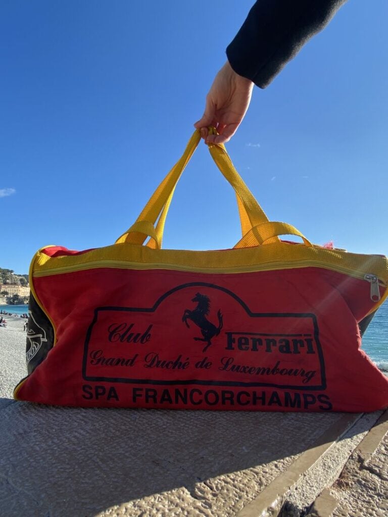 FERRARI - Lot comprenant : - - un sac de sport - - 2 parapluies - - un drapeau…