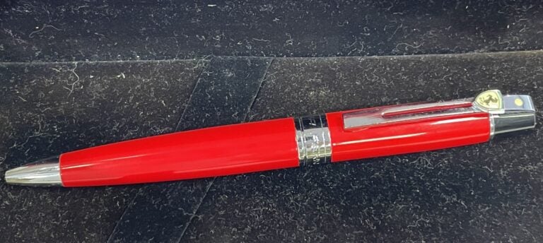 FERRARI - Stylo bille en métal argenté et laqué rouge - Dans son étui