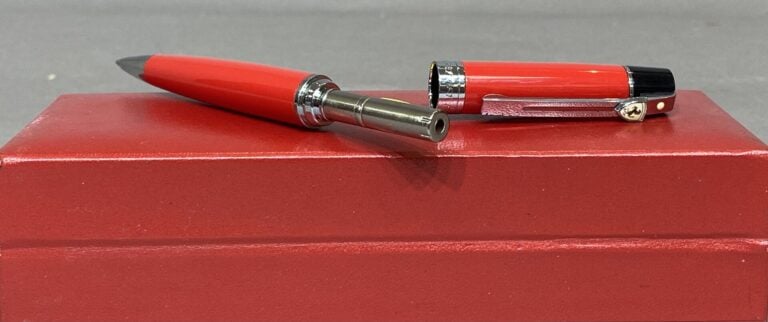 FERRARI - Stylo bille en métal argenté et laqué rouge - Dans son étui