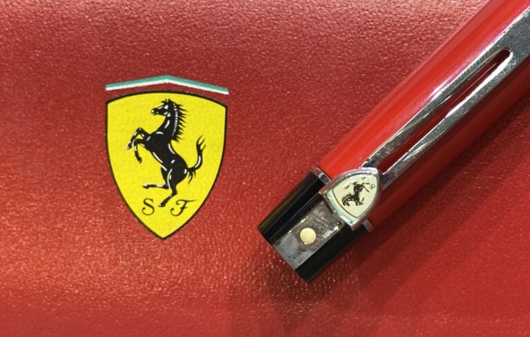 FERRARI - Stylo bille en métal argenté et laqué rouge - Dans son étui