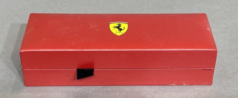 FERRARI - Stylo bille en métal argenté et laqué rouge - Dans son étui