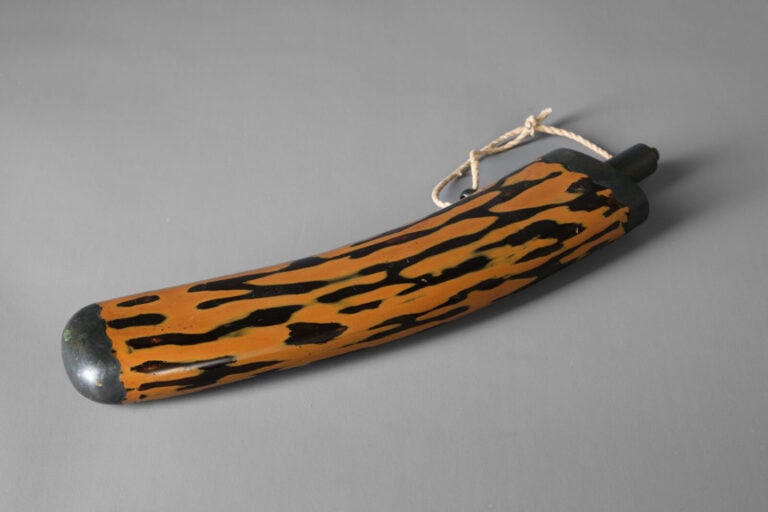 Flasque à poudre à canon laquée marron et noire 火薬入 (kayaku'ire) de forme tubul… Vente aux encheres – Auction House – Commissaire-priseur – Auctioneer - Boisgirard Antonini – Paris – Nice