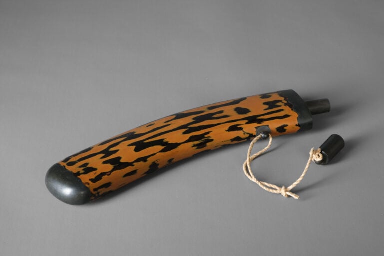 Flasque à poudre à canon laquée marron et noire 火薬入 (kayaku'ire) de forme tubul… Vente aux encheres – Auction House – Commissaire-priseur – Auctioneer - Boisgirard Antonini – Paris – Nice