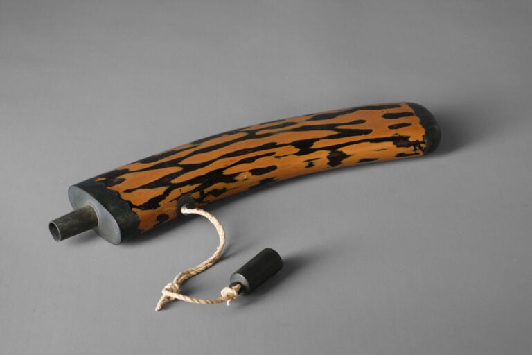 Flasque à poudre à canon laquée marron et noire 火薬入 (kayaku'ire) de forme tubul… Vente aux encheres – Auction House – Commissaire-priseur – Auctioneer - Boisgirard Antonini – Paris – Nice