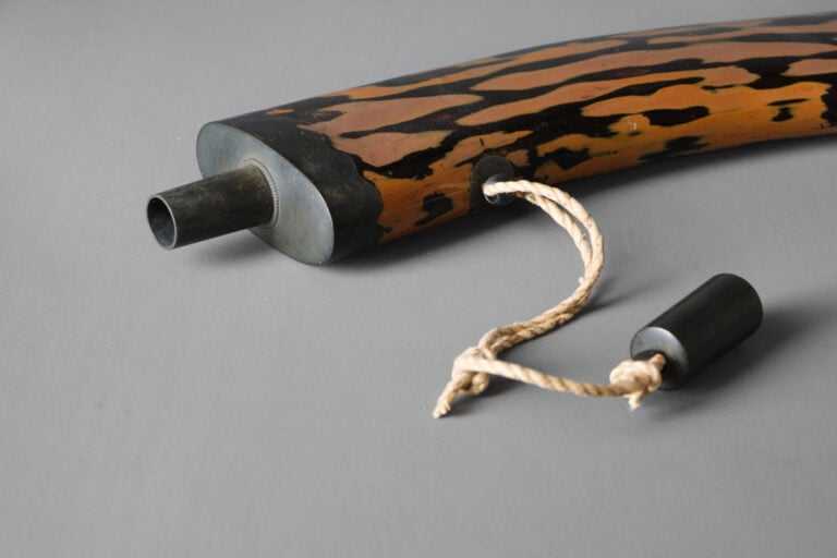 Flasque à poudre à canon laquée marron et noire 火薬入 (kayaku'ire) de forme tubul… Vente aux encheres – Auction House – Commissaire-priseur – Auctioneer - Boisgirard Antonini – Paris – Nice