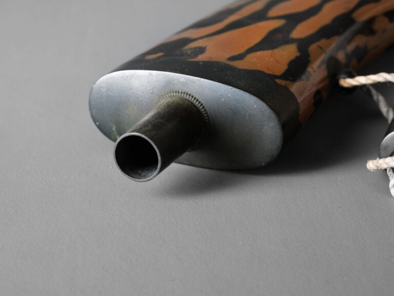 Flasque à poudre à canon laquée marron et noire 火薬入 (kayaku'ire) de forme tubul…Vente aux encheres – Auction House – Commissaire-priseur – Auctioneer - Boisgirard Antonini – Paris – Nice