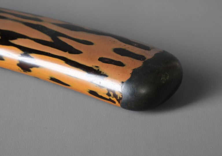 Flasque à poudre à canon laquée marron et noire 火薬入 (kayaku'ire) de forme tubul… Vente aux encheres – Auction House – Commissaire-priseur – Auctioneer - Boisgirard Antonini – Paris – Nice
