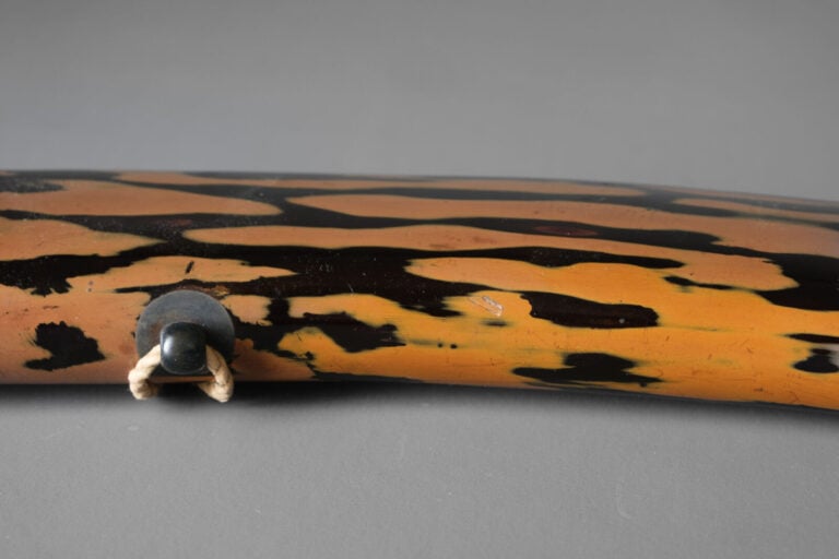 Flasque à poudre à canon laquée marron et noire 火薬入 (kayaku'ire) de forme tubul… Vente aux encheres – Auction House – Commissaire-priseur – Auctioneer - Boisgirard Antonini – Paris – Nice
