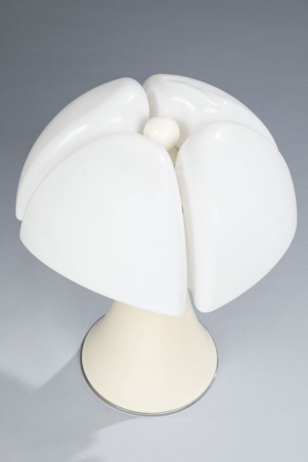 Gae AULENTI (1927-2012) - Lampe modèle « Pipistrello », abat-jour en abs blanc,… maison de vente aux encheres commissaire-priseur auction house boisgirard antonini