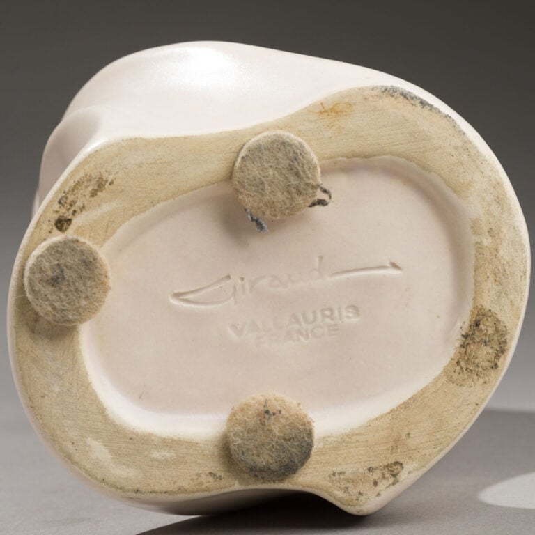GIRAUD à Vallauris France - Vase en faïence émaillée blanche - Signée « Giraud… maison de vente aux encheres commissaire-priseur auction house boisgirard antonini