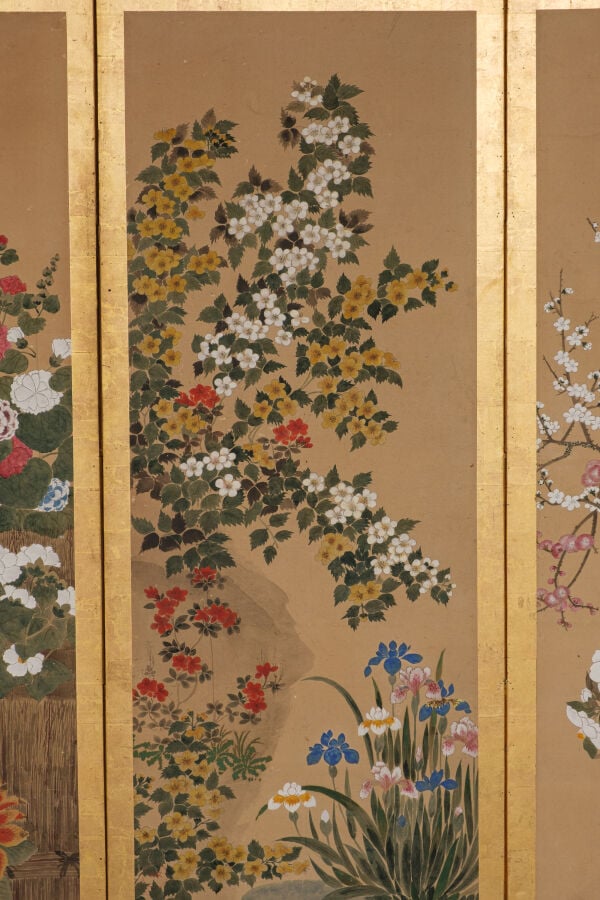 Grand paravent 屏 風 à six panneaux présentant six peintures 掛 け 軸, à décor de fl… Vente aux encheres – Auction House – Commissaire-priseur – Auctioneer - Boisgirard Antonini – Paris – Nice