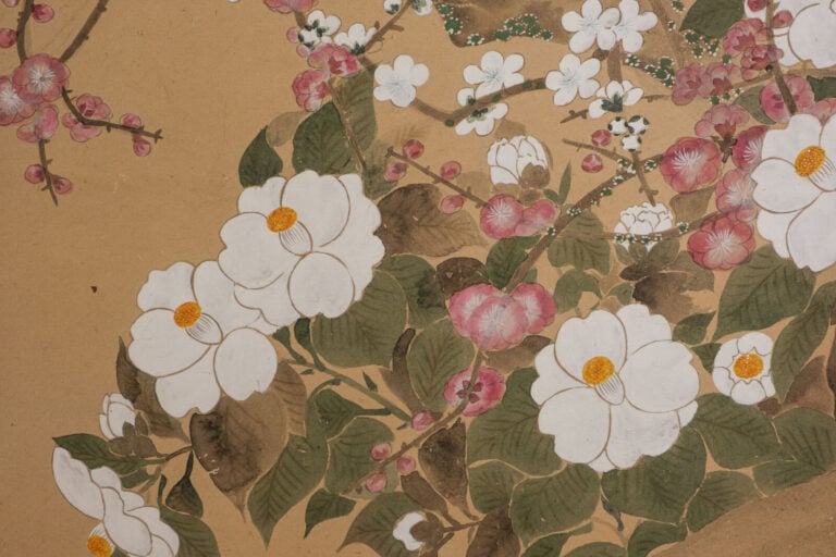 Grand paravent 屏 風 à six panneaux présentant six peintures 掛 け 軸, à décor de fl… Vente aux encheres – Auction House – Commissaire-priseur – Auctioneer - Boisgirard Antonini – Paris – Nice