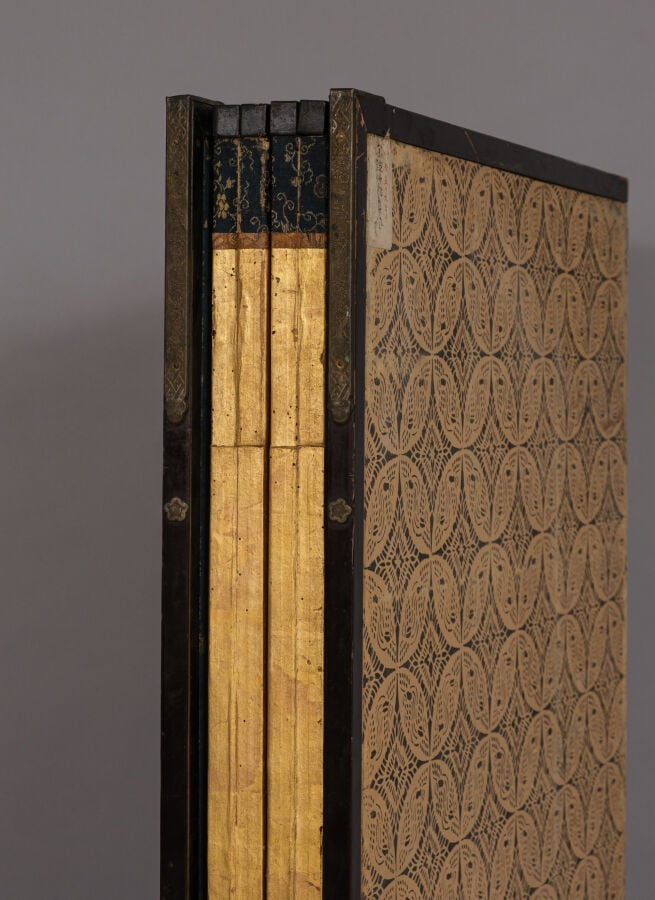 Grand paravent 屏 風 à six panneaux présentant six peintures 掛 け 軸, à décor de fl… Vente aux encheres – Auction House – Commissaire-priseur – Auctioneer - Boisgirard Antonini – Paris – Nice