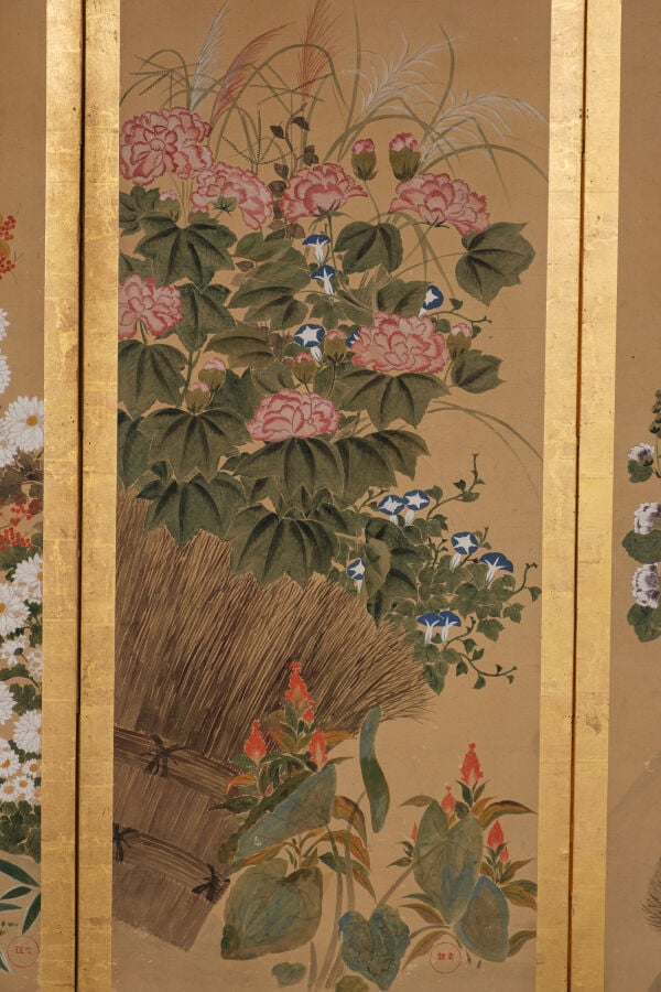 Grand paravent 屏 風 à six panneaux présentant six peintures 掛 け 軸, à décor de fl… Vente aux encheres – Auction House – Commissaire-priseur – Auctioneer - Boisgirard Antonini – Paris – Nice