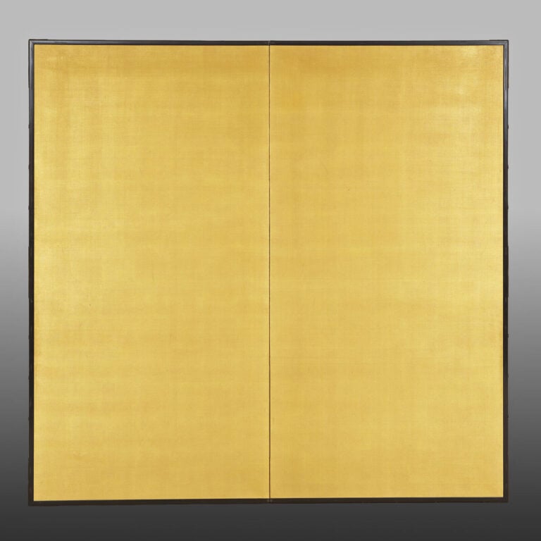 Grand paravent à deux panneaux entièrement recouvert de soie couleur or sur une… Vente aux encheres – Auction House – Commissaire-priseur – Auctioneer - Boisgirard Antonini – Paris – Nice