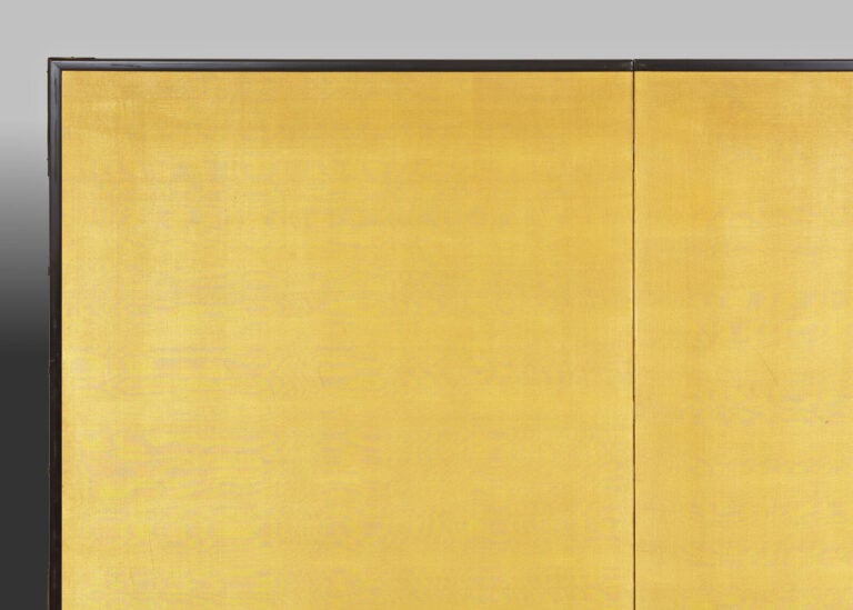 Grand paravent à deux panneaux entièrement recouvert de soie couleur or sur une… Vente aux encheres – Auction House – Commissaire-priseur – Auctioneer - Boisgirard Antonini – Paris – Nice