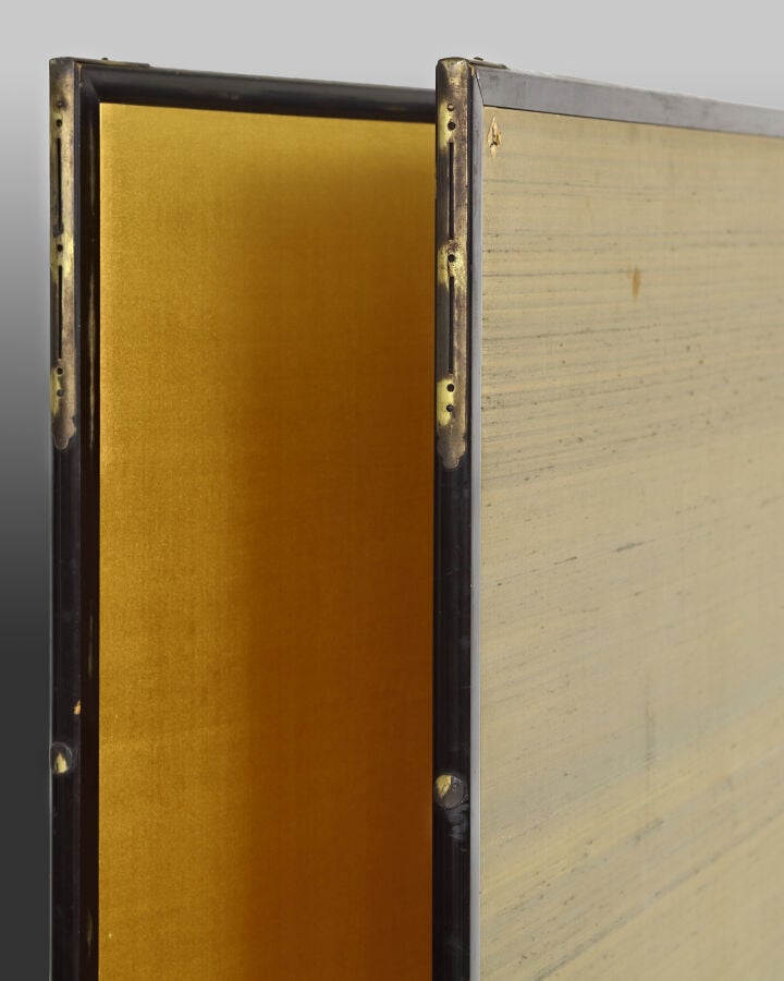 Grand paravent à deux panneaux entièrement recouvert de soie couleur or sur une… Vente aux encheres – Auction House – Commissaire-priseur – Auctioneer - Boisgirard Antonini – Paris – Nice