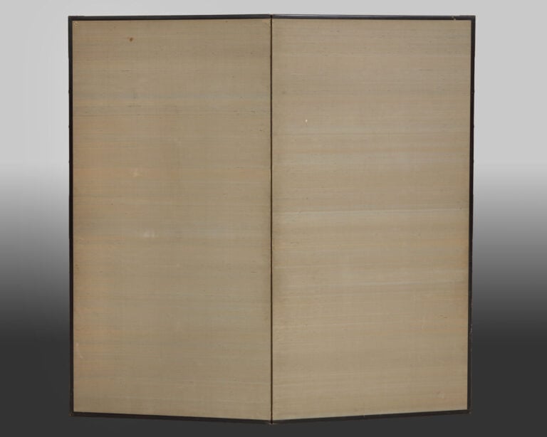 Grand paravent à deux panneaux entièrement recouvert de soie couleur or sur une… Vente aux encheres – Auction House – Commissaire-priseur – Auctioneer - Boisgirard Antonini – Paris – Nice