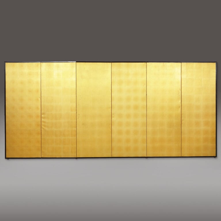 Grand paravent à six panneaux entièrement recouvert de soie couleur or. - Au Ja… Vente aux encheres – Auction House – Commissaire-priseur – Auctioneer - Boisgirard Antonini – Paris – Nice