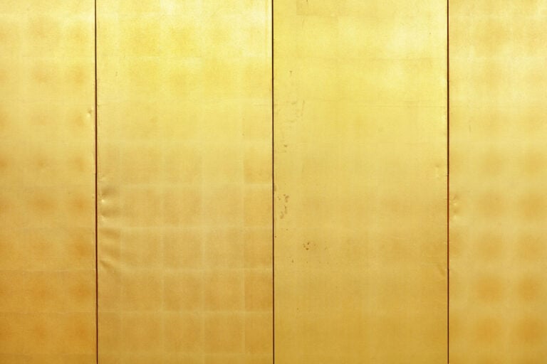 Grand paravent à six panneaux entièrement recouvert de soie couleur or. - Au Ja… Vente aux encheres – Auction House – Commissaire-priseur – Auctioneer - Boisgirard Antonini – Paris – Nice