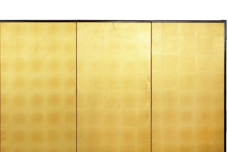 Grand paravent à six panneaux entièrement recouvert de soie couleur or. - Au Ja… Vente aux encheres – Auction House – Commissaire-priseur – Auctioneer - Boisgirard Antonini – Paris – Nice