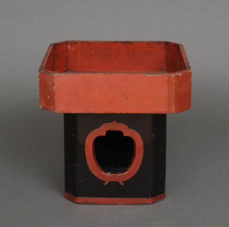 Grand plateau carré laqué de l'époque Edo, appelé Sanbô 三宝 ou 三方. - Laqué noir…