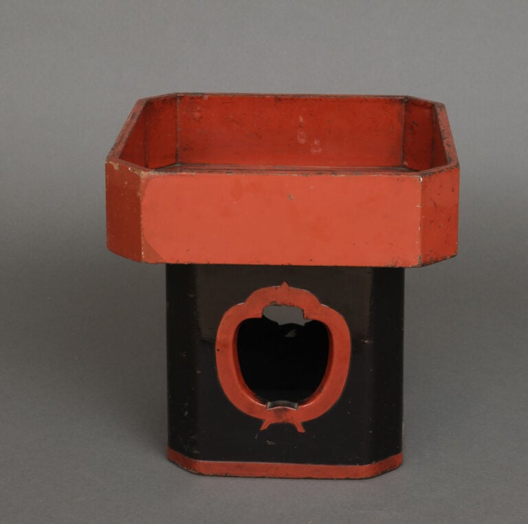 Grand plateau carré laqué de l'époque Edo, appelé Sanbô 三宝 ou 三方. - Laqué noir…