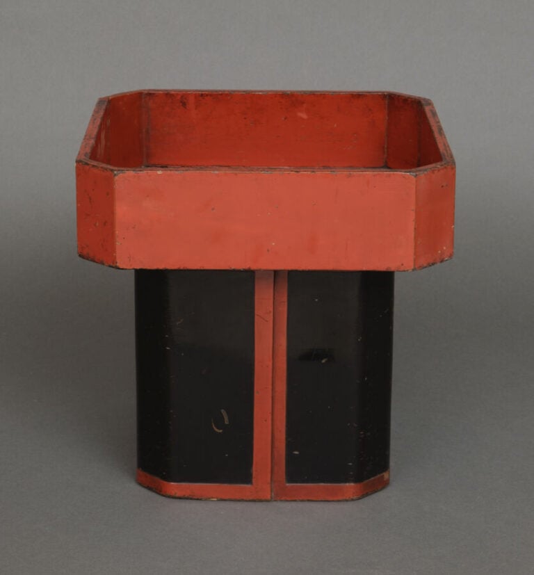 Grand plateau carré laqué de l'époque Edo, appelé Sanbô 三宝 ou 三方. - Laqué noir…