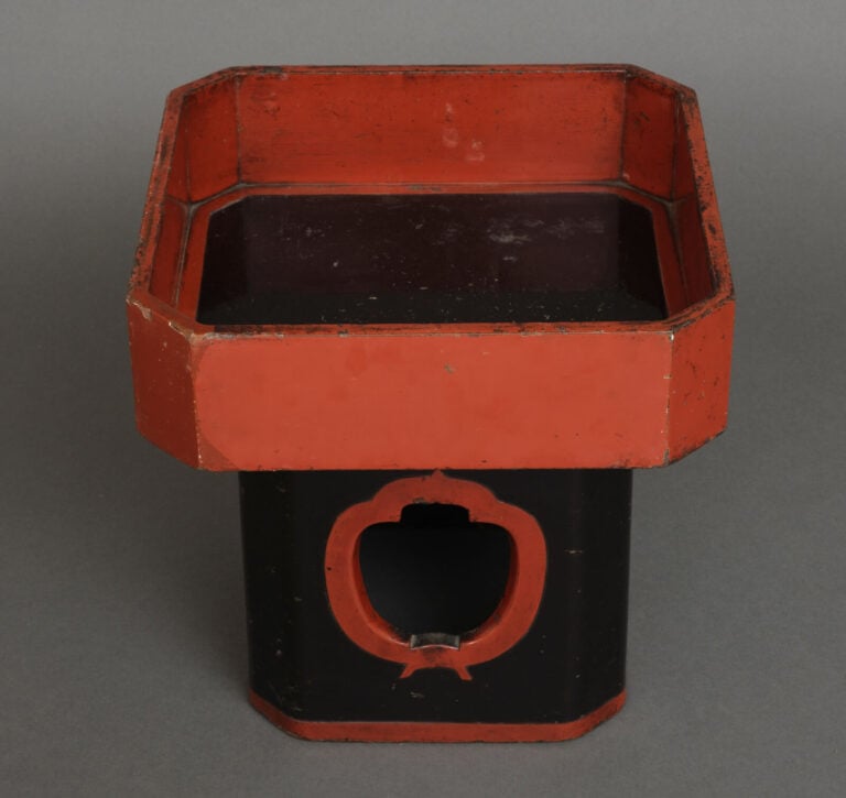 Grand plateau carré laqué de l'époque Edo, appelé Sanbô 三宝 ou 三方. - Laqué noir…