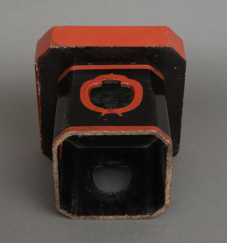 Grand plateau carré laqué de l'époque Edo, appelé Sanbô 三宝 ou 三方. - Laqué noir…