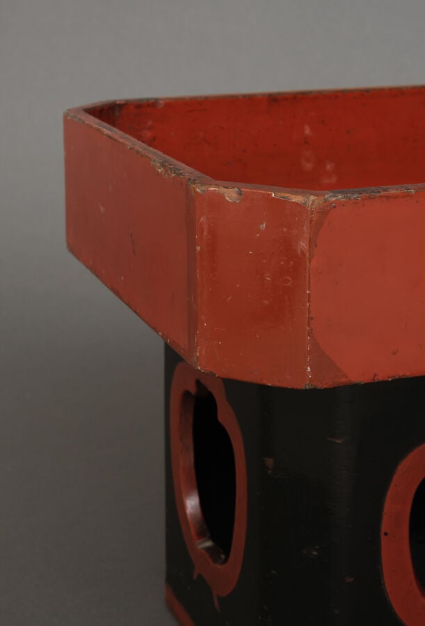 Grand plateau carré laqué de l'époque Edo, appelé Sanbô 三宝 ou 三方. - Laqué noir…