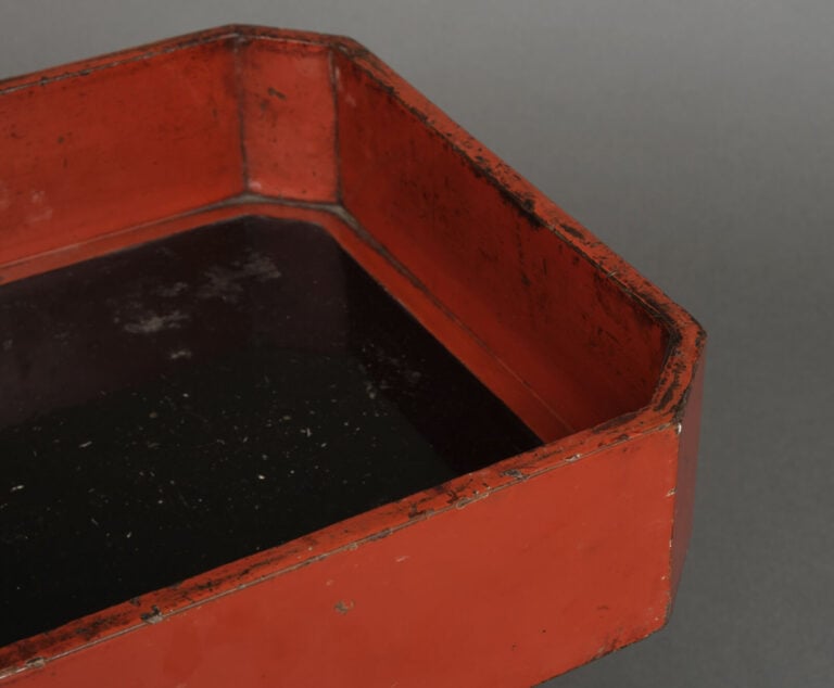 Grand plateau carré laqué de l'époque Edo, appelé Sanbô 三宝 ou 三方. - Laqué noir…