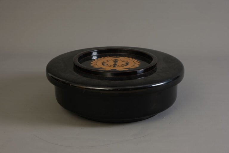 Grande boîte à confiseries kashiki 菓子器 laquée, décorée d'un blason 紋 (mon) repr… Vente aux encheres – Auction House – Commissaire-priseur – Auctioneer - Boisgirard Antonini – Paris – Nice