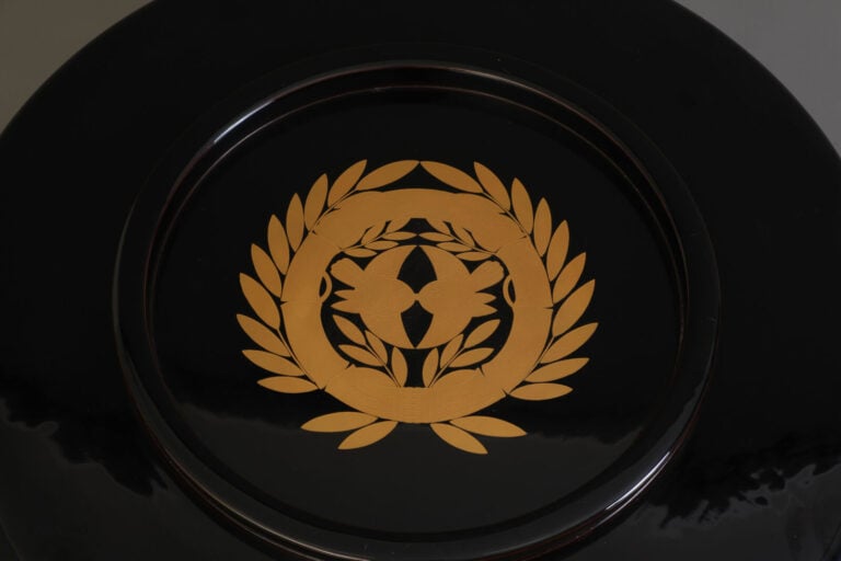 Grande boîte à confiseries kashiki 菓子器 laquée, décorée d'un blason 紋 (mon) repr… Vente aux encheres – Auction House – Commissaire-priseur – Auctioneer - Boisgirard Antonini – Paris – Nice