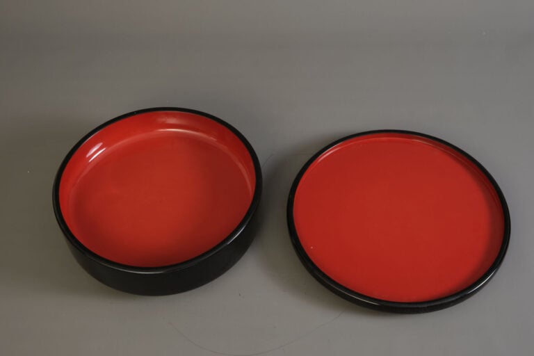 Grande boîte à confiseries kashiki 菓子器 laquée, décorée d'un blason 紋 (mon) repr… Vente aux encheres – Auction House – Commissaire-priseur – Auctioneer - Boisgirard Antonini – Paris – Nice