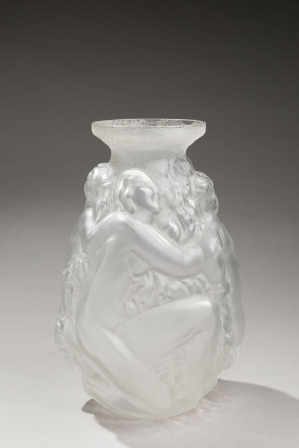 GUERON FRANCE - Vase en verre moulé-pressé satiné à décor d'une ronde de person… maison de vente aux encheres commissaire-priseur auction house boisgirard antonini