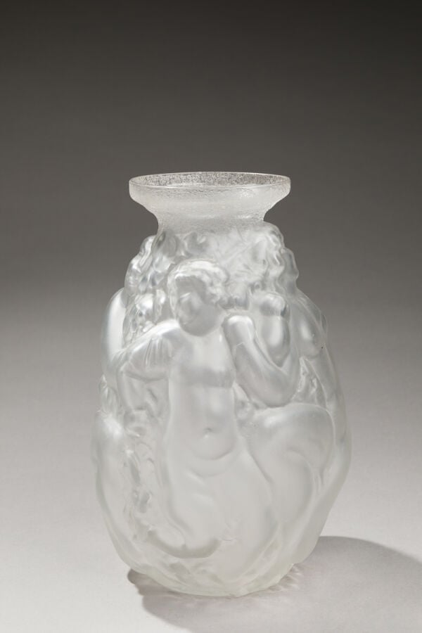 GUERON FRANCE - Vase en verre moulé-pressé satiné à décor d'une ronde de person… maison de vente aux encheres commissaire-priseur auction house boisgirard antonini
