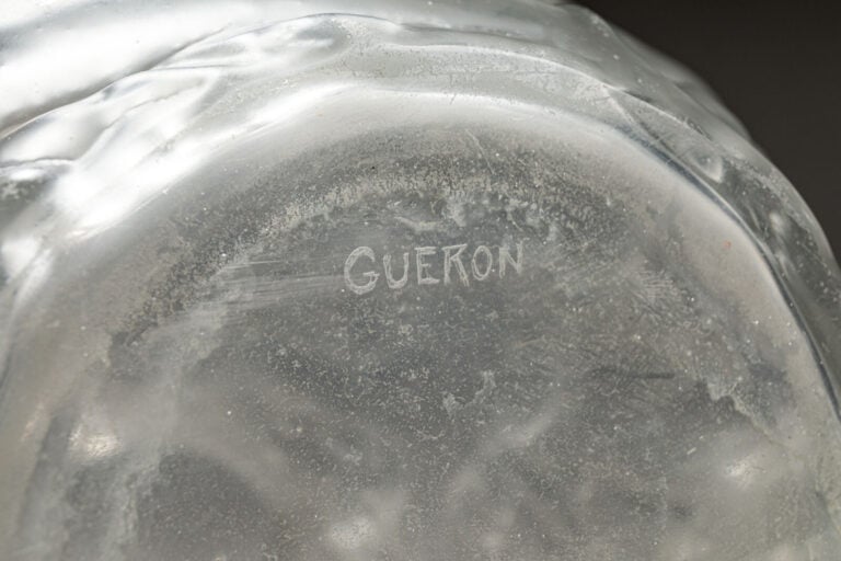 GUERON FRANCE - Vase en verre moulé-pressé satiné à décor d'une ronde de person… maison de vente aux encheres commissaire-priseur auction house boisgirard antonini