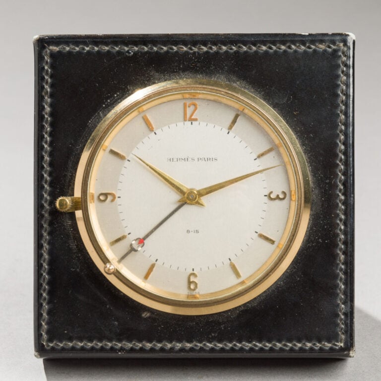 HERMES PARIS - Réveil Cyma Watch Suisse 8-15 de table à cadran numéraire en lai… maison de vente aux encheres commissaire-priseur auction house boisgirard antonini
